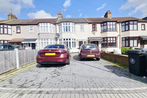 4 bedroom terraced house to rent, Gorseway, Romford, RM7