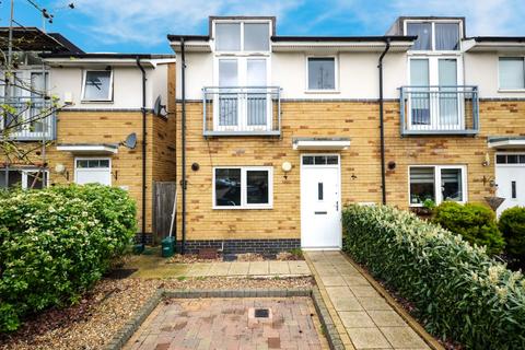 3 bedroom semi-detached house to rent, Founders Close, Northolt, UB5 6GN