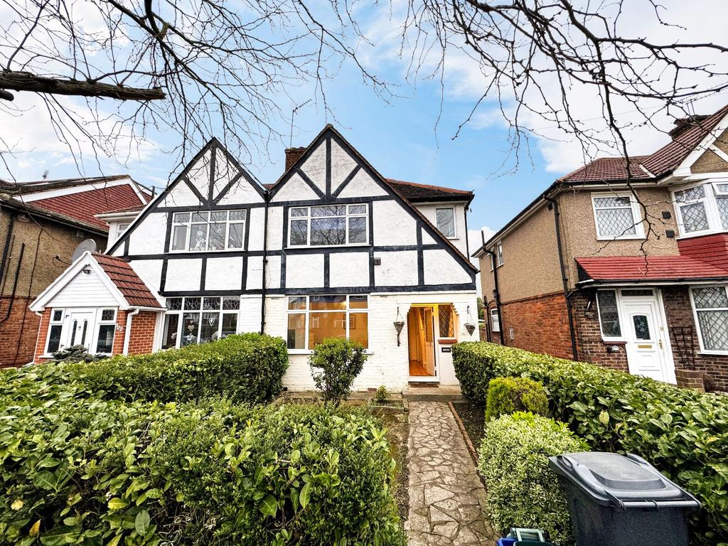 Ellerdine Road, Hounslow TW3 2PY 3 bed semidetached house £2,200 pcm