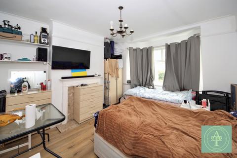 2 bedroom maisonette for sale, Orchid Road, London, N14