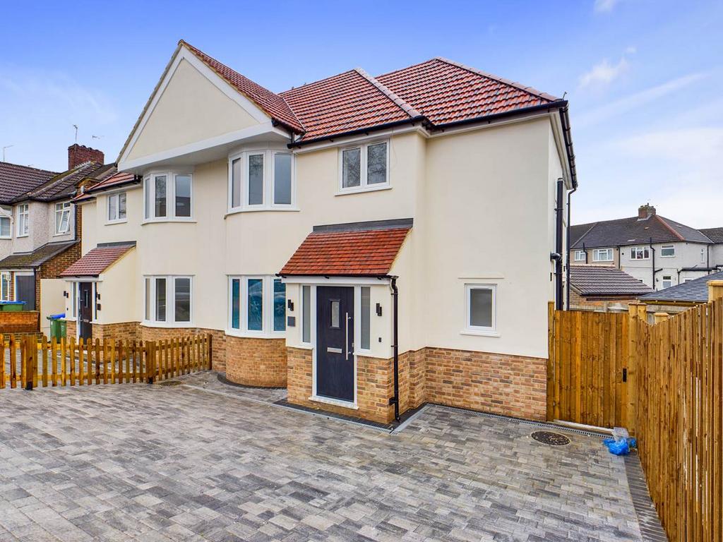 Buckingham Avenue, Welling, Kent 4 bed semidetached house £2,600 pcm