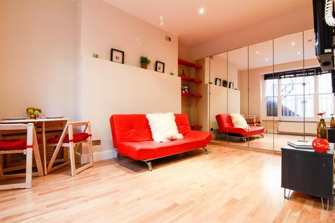 Studio to rent, 43 Clanricarde Gardens, London W2