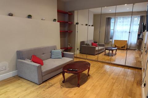 Studio to rent, 43 Clanricarde Gardens, London W2