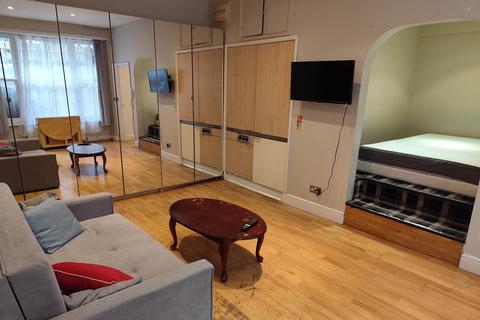 Studio to rent, 43 Clanricarde Gardens, London W2
