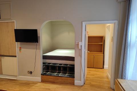 Studio to rent, 43 Clanricarde Gardens, London W2