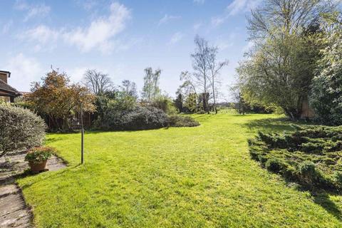 1 Beech Close, Effingham, Leatherhead, KT24 5PQ
