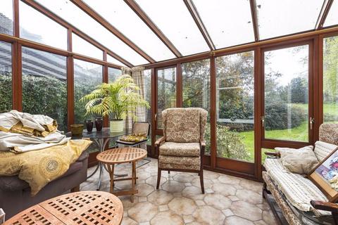 1 Beech Close, Effingham, Leatherhead, KT24 5PQ