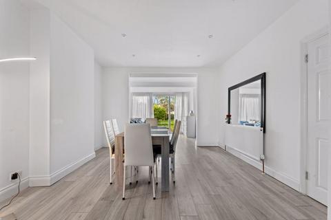 131 Oaks Avenue, Worcester Park, KT4 8XG