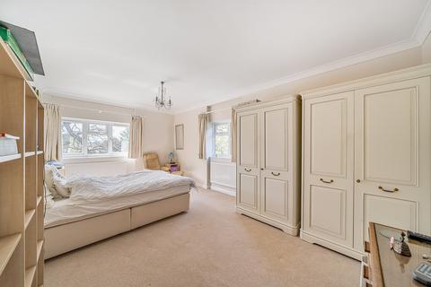 3 bedroom flat for sale, Lodge Close, Canons Drive, Edgware, Greater London. HA8 7RL