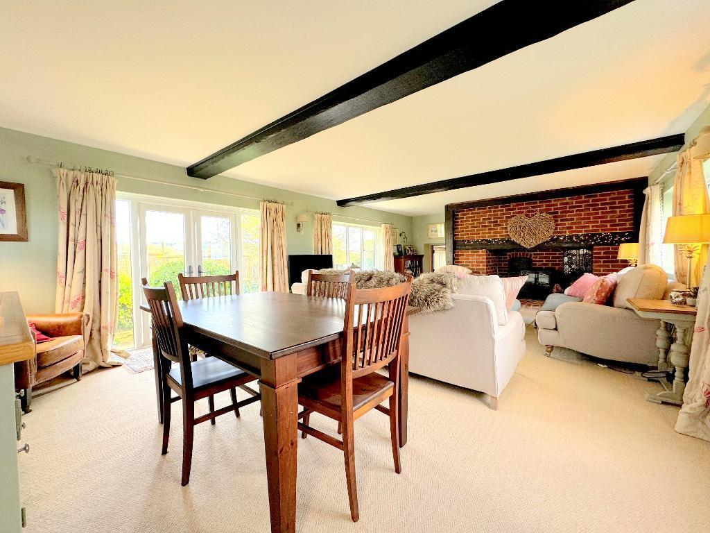 Sitting room with second dining area
