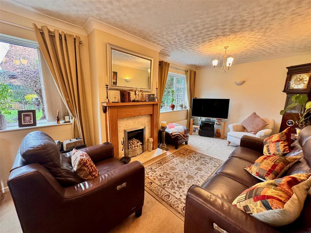 Palmers Close, Bilbrook, Wolverhampton 4 bed detached house for sale