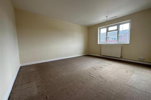 2 bedroom flat to rent, Heath Road, Maidstone ME17