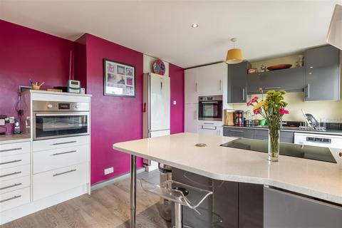 38 Centre Avenue, Epping, CM16 4JX