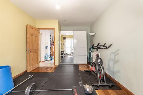 38 Centre Avenue, Epping, CM16 4JX