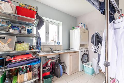 38 Centre Avenue, Epping, CM16 4JX