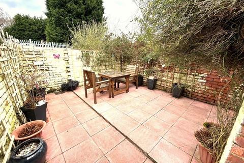 3 bedroom end of terrace house for sale, Orchard Lane, Leigh