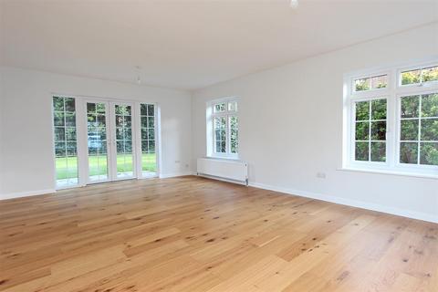 8 Cedar Walk, Kingswood, Tadworth, KT20 6HW
