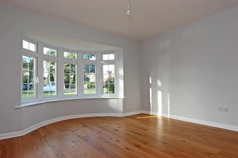8 Cedar Walk, Kingswood, Tadworth, KT20 6HW