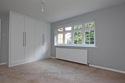 8 Cedar Walk, Kingswood, Tadworth, KT20 6HW
