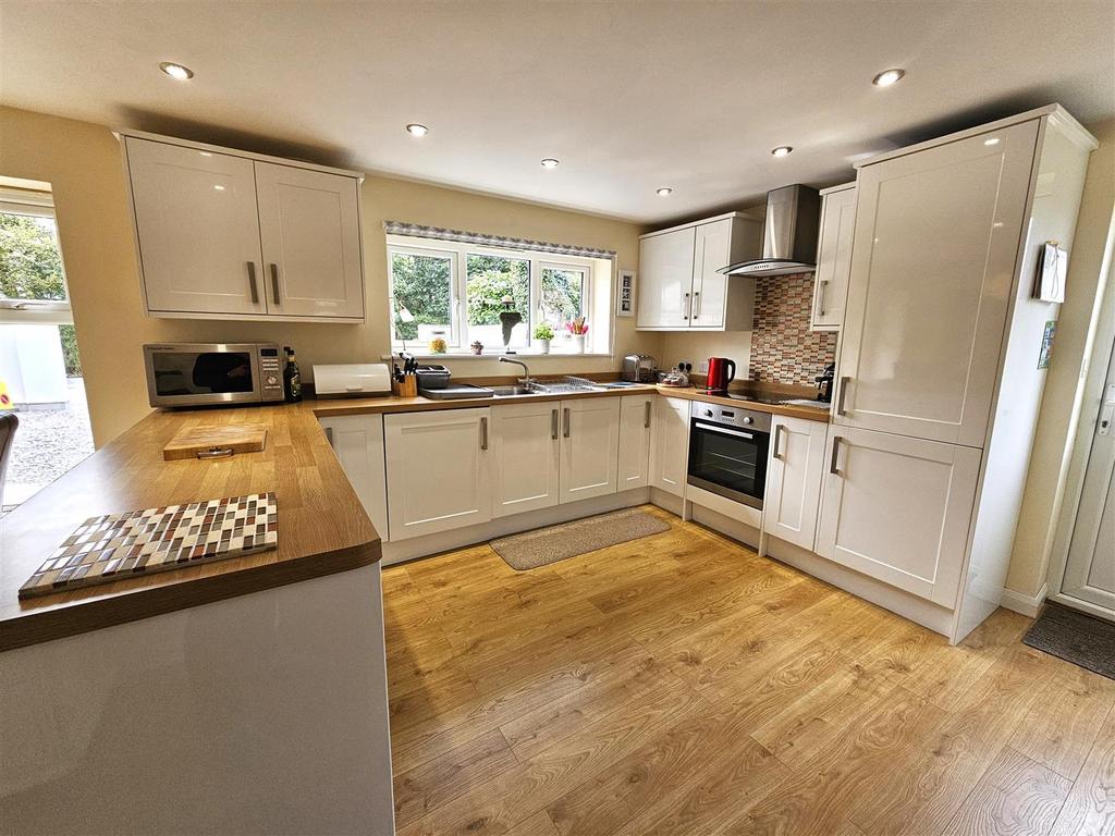 Kitchen 2.jpg