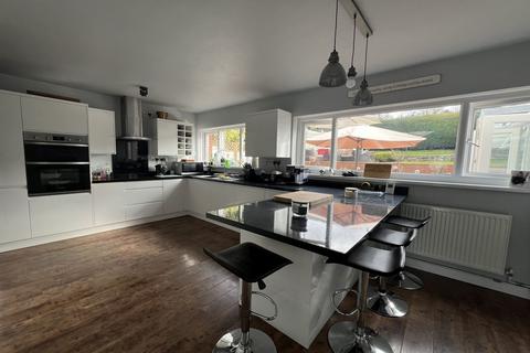 16 Basildene Close, Gilwern, Abergavenny, NP7 0AW