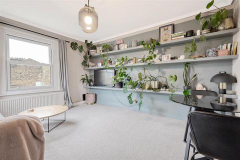 33d Alexandra Grove, London, N4 2LQ