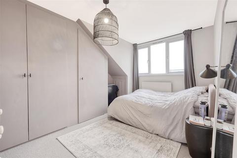 33d Alexandra Grove, London, N4 2LQ