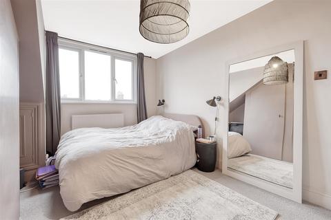 33d Alexandra Grove, London, N4 2LQ