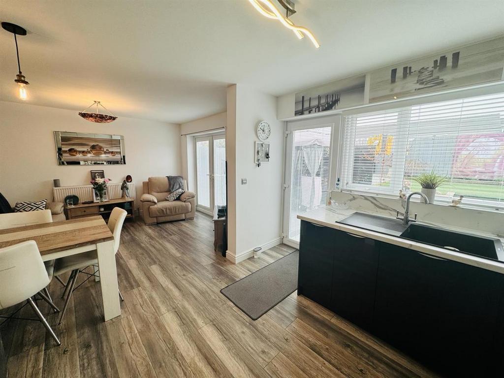 Lawnswood, Houghton Le Spring DH5 2 bed semidetached bungalow for sale