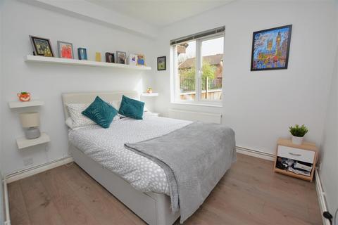 19 Brangwyn Crescent, London, SW19 2UA