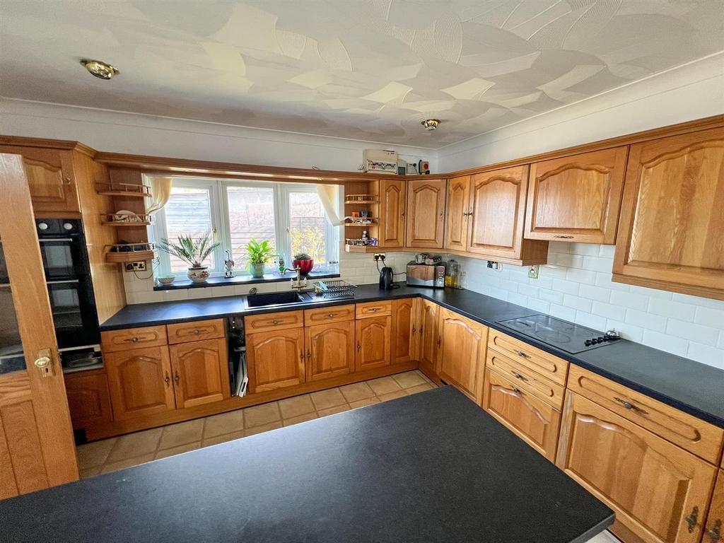 Buckshaft Road, Cinderford GL14 2 bed detached bungalow for sale £375,000