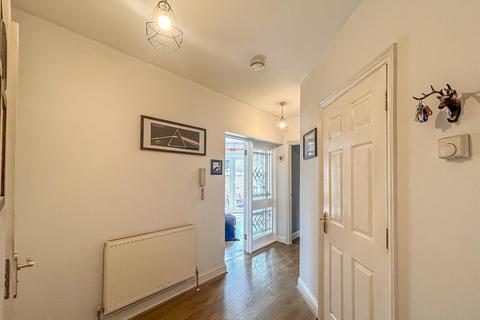 2 bedroom flat for sale, Station Approach, Hockley SS5