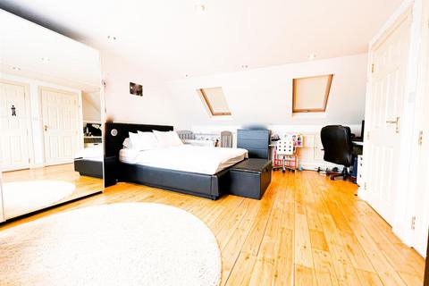 5 bedroom terraced house to rent, Reydon Avenue, Wanstead E11