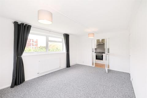 2 bedroom flat to rent, Lynwood Close, South Woodford