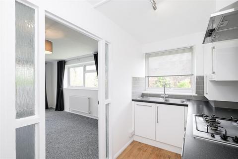2 bedroom flat to rent, Lynwood Close, South Woodford