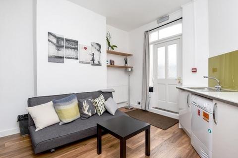 6 bedroom flat to rent, Fleet Road, London NW3