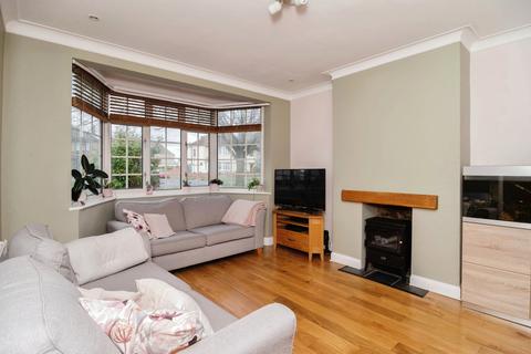 272 Bournemouth Park Road, Southend-on-sea, SS2 5LX