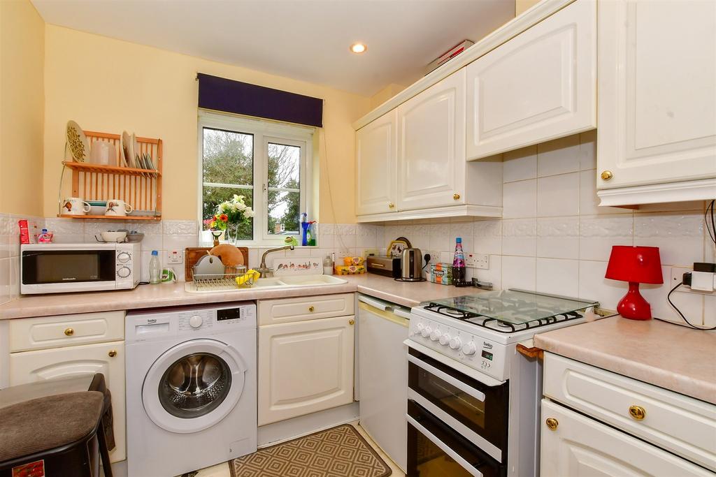 ster Way, Hawkinge, Folkestone, Kent 3 bed semidetached house for