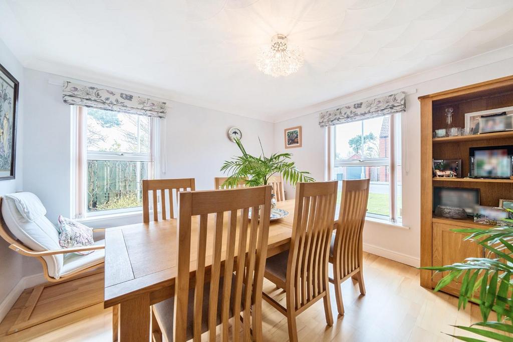 DINING ROOM.jpg