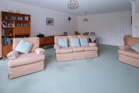 3 bedroom detached house for sale, Kiln Field, Hook End, Brentwood