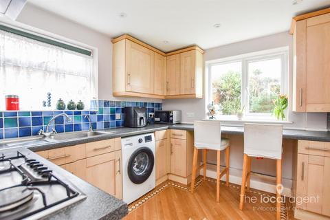 25 Hereford Close, Epsom, KT18 5DZ
