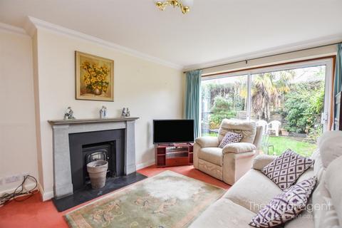 25 Hereford Close, Epsom, KT18 5DZ