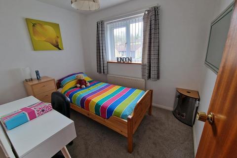 8 Beechwood Drive, Crewkerne, TA18 7BY