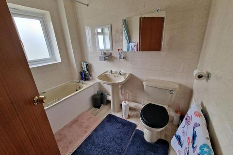 8 Beechwood Drive, Crewkerne, TA18 7BY