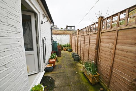 16 Hamilton Road, Twickenham, TW2 6SN