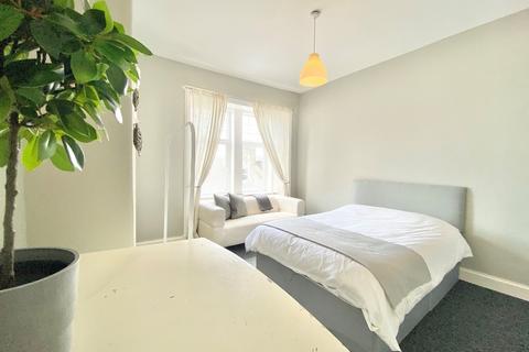 2 bedroom flat to rent, Baker Street, Stirling FK8