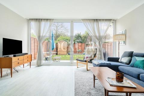 38 Woodmere, London, SE9 5NT