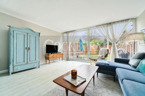 38 Woodmere, London, SE9 5NT