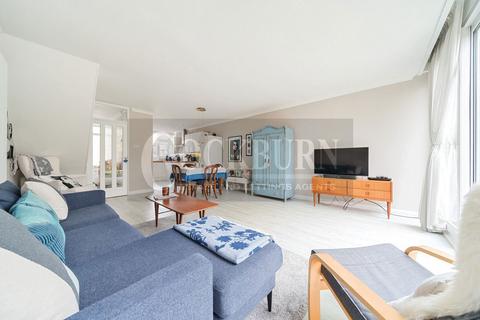 38 Woodmere, London, SE9 5NT