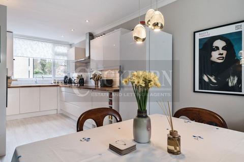 38 Woodmere, London, SE9 5NT